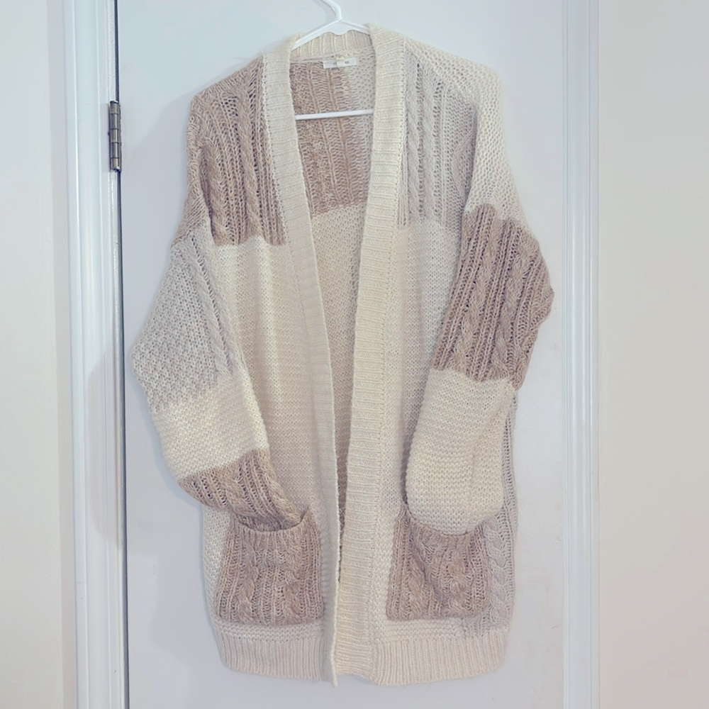 Oversized cardigan sweater. Creams and beige colors.